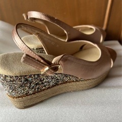 美品　ブリジットバーキン　Bridget Birkin サンダル　24㎝ベージュ　ピンク　スパンコールの画像