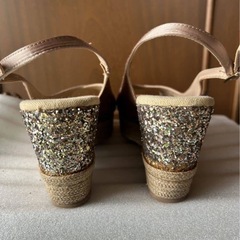 美品　ブリジットバーキン　Bridget Birkin サンダル　24㎝ベージュ　ピンク　スパンコールの画像