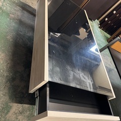 TEMPERED GLASSテーブルの画像