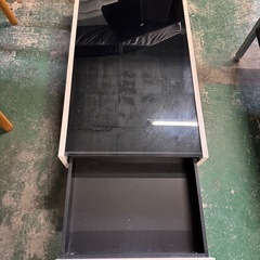 TEMPERED GLASSテーブルの画像