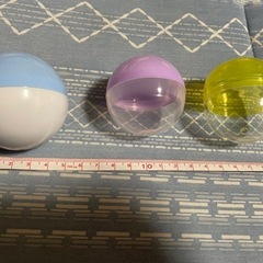 ガチャガチャのカプセル100個＋チョコエッグのカプセル18個の画像