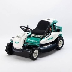 乗用の草刈機、トラクターもあります