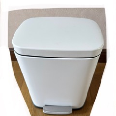 【新品】ニトリ ペダルペールバゲット ホワイト5L（ゴミ箱）