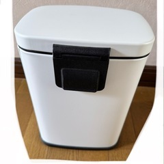 【新品】ニトリ ペダルペールバゲット ホワイト5L（ゴミ箱）の画像