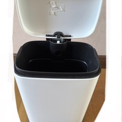 【新品】ニトリ ペダルペールバゲット ホワイト5L（ゴミ箱）の画像