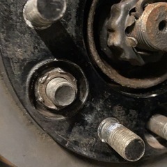 舐めたナットを外してください。