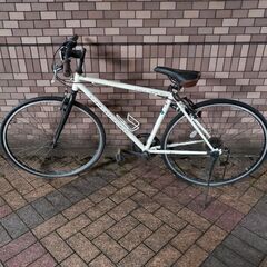 ホワイトのCOMFORT SPORTS CRT700Cクロスバイク。