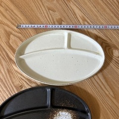 和皿セット 30cm程 白黒の画像