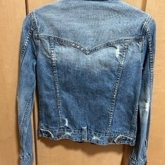 女性デニムジャケットの画像