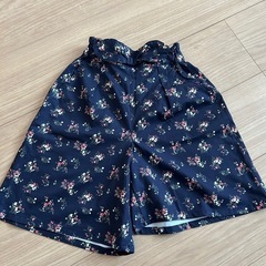 ネイビーの花柄フリル付きハーフパンツ100cm
