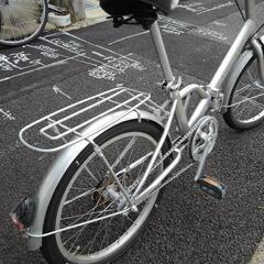 中古自転車３５５７　折り畳み自転車　２０インチ　ギヤなし　ワイヤー錠　ライトは付属していません＊ハンドルは折り畳むことができませんの画像