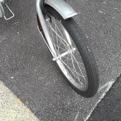 中古自転車３５５７　折り畳み自転車　２０インチ　ギヤなし　ワイヤー錠　ライトは付属していません＊ハンドルは折り畳むことができませんの画像