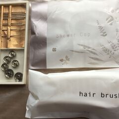🟢 0円無料  若者応援品（２９女子以下）女の子身だしなみセット　おでかけ/小旅行などに 新品未開封折りたたみヘアーブラシホワイト・新品未開封使い捨てふわふわヘアーゴム３セット・携帯ミニミニお裁縫セット・新品未開封シャワーヘアーキャップ・手のひら以下サイズ手鏡ミラー黒色ブラックの画像