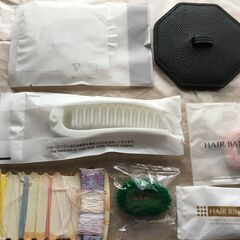 🟢 0円無料  若者応援品（２９女子以下）女の子身だしなみセット　おでかけ/小旅行などに 新品未開封折りたたみヘアーブラシホワイト・新品未開封使い捨てふわふわヘアーゴム３セット・携帯ミニミニお裁縫セット・新品未開封シャワーヘアーキャップ・手のひら以下サイズ手鏡ミラー黒色ブラックの画像
