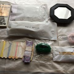 🟢 0円無料  若者応援品（２９女子以下）女の子身だしなみセット　おでかけ/小旅行などに 新品未開封折りたたみヘアーブラシホワイト・新品未開封使い捨てふわふわヘアーゴム３セット・携帯ミニミニお裁縫セット・新品未開封シャワーヘアーキャップ・手のひら以下サイズ手鏡ミラー黒色ブラックの画像