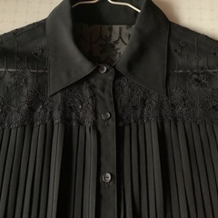 黒、プリーツブラウス