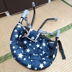 机に取り付けるベビーチェアの画像
