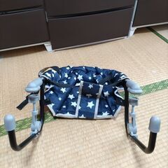机に取り付けるベビーチェアの画像