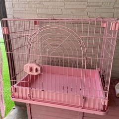 ピンクのペットゲージ