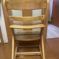木製の子供椅子の画像