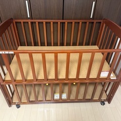 木製ベビーベッド（収納スペースあり）の画像