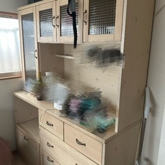 キッチンボード、冷蔵庫、ゴミ箱