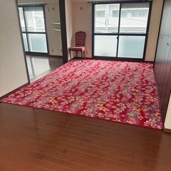 立派なアンティーク調の絨毯　（赤　紅葉柄）