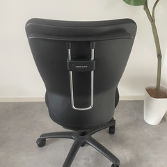 オカムラ チェア ハイバック肘なし双輪 ブラックの画像