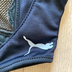 フィンガーレスデザインの黒いPumaグローブとリストバンドのセット。の画像