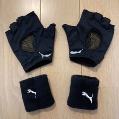 フィンガーレスデザインの黒いPumaグローブとリストバンドのセット。