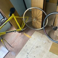 GIANT ROAD BIKE