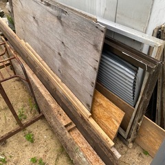 廃材、アルミサッシ、サイディング、木材などの画像
