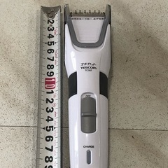 [八5513] TESCOM     スキカットTC397  電源方式···充電交流式 カラー···ホワイト 水洗い可···水洗い可 お風呂剃り対応···お風呂剃り対応あり タイプ···バリカン  本体寸法(mm):H185×W48×D43(コーム無し)。 ・本体質量:170g(コーム無し)。 ・電源:AC100-240V50/60Hz(充交両用)。 ・消費電力:5W(交流時)。 ・主材料/本体:ABSの画像