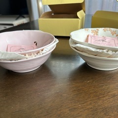 桜模様 波形鉢 2色セット各2枚の４枚　　小皿１枚の画像