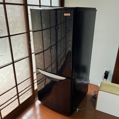 黒い冷凍冷蔵庫