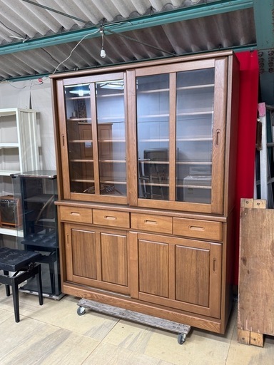 大きくてスリムな食器棚