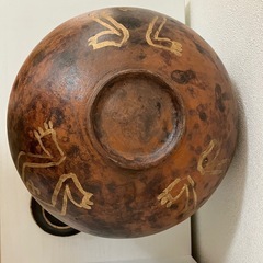 土器の様な壺です。蓋が付いています。詳しい事は分かりません。の画像