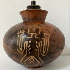 土器の様な壺です。蓋が付いています。詳しい事は分かりません。の画像