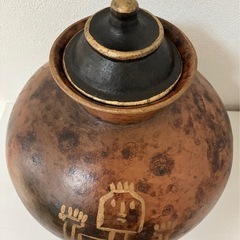 土器の様な壺です。蓋が付いています。詳しい事は分かりません。の画像