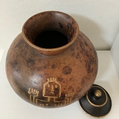 土器の様な壺です。蓋が付いています。詳しい事は分かりません。の画像