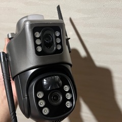 壊れた防犯カメラ