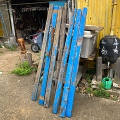 古ペンキ板。廃材。青色の枯板7本