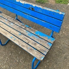 青色の公園ベンチの画像