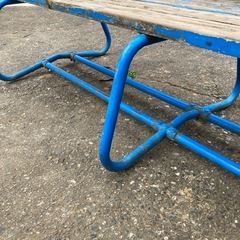 青色の公園ベンチの画像