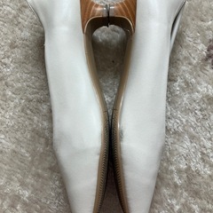 22.5cm ホワイト パンプスの画像