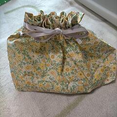 リバティー柄 ポーチの画像