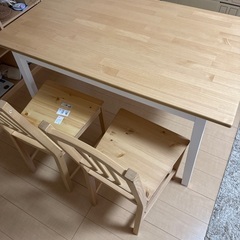 IKEAのダイニングテーブルと椅子2脚