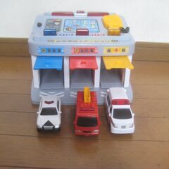 TOYCO トイコー 緊急車両ステーション トミカも遊べます 3...