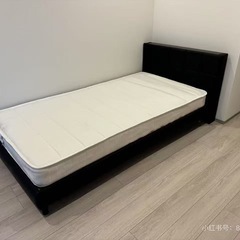 シングルベッド（マットレス付き）と敷き布団があります。