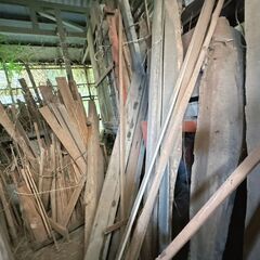【無料！倉庫内の不用品お譲りします！鉄くずや木材(薪や焚き火用に...
